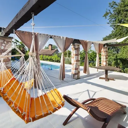 ヴィラ (adults Only) ロヴィニ