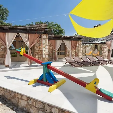 ヴィラ (adults Only) ロヴィニ